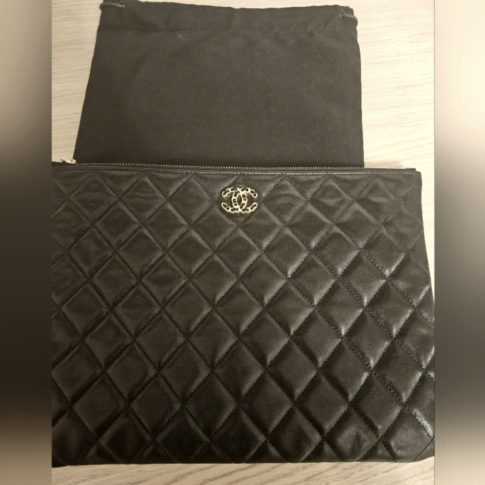 ***sold on Vest.Collective ***Chanel 19 pouch